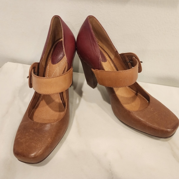 Fossil, size 8 leather 3" beautiful high heel with strap sand unique heel shape. - Picture 7 of 16